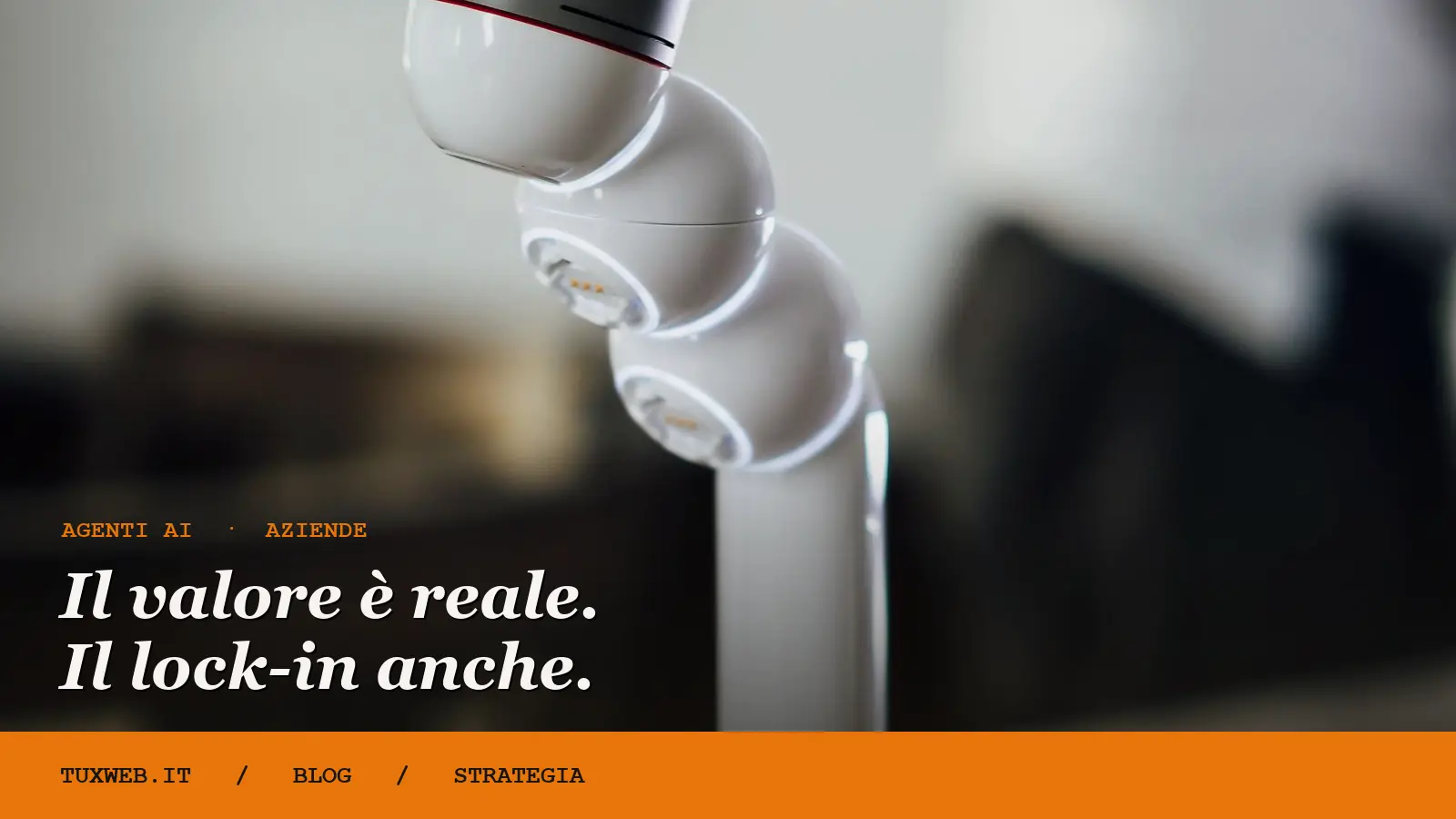Braccio robotico bianco al lavoro in un ufficio: gli agenti AI eseguono compiti operativi reali in azienda.