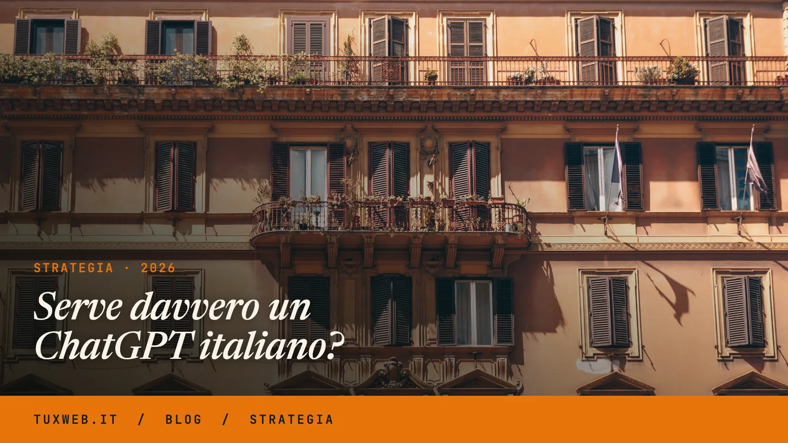 Facciata di un palazzo romano con persiane, balconi fioriti e bandiere.