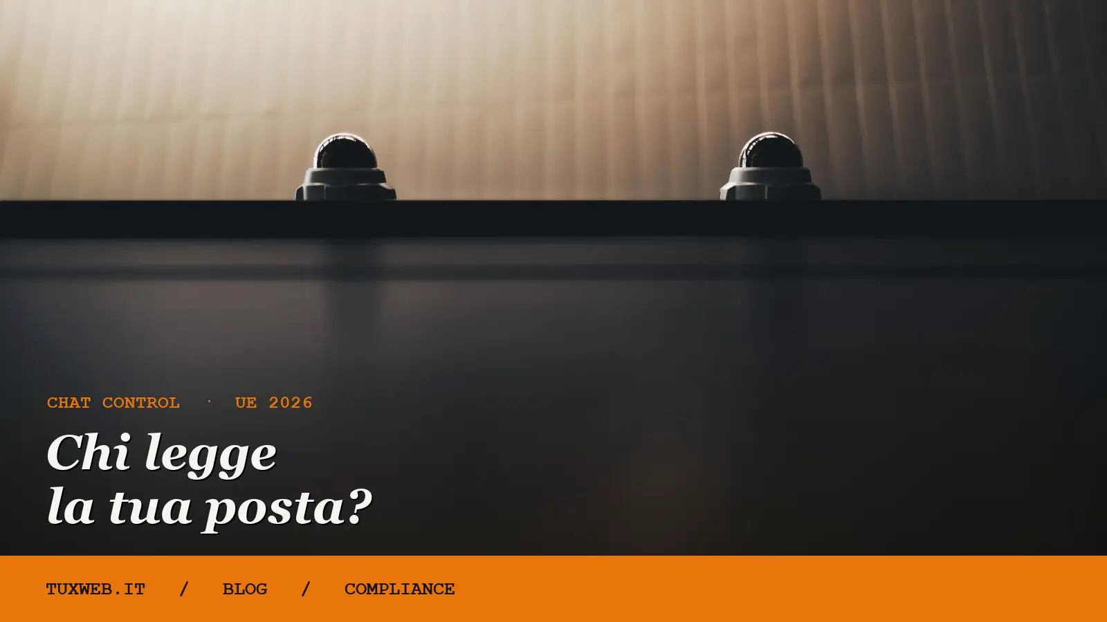 Due telecamere dome in controluce su una parete in penombra: la scansione dei contenuti resta autorizzata su mail e chat non cifrate.
