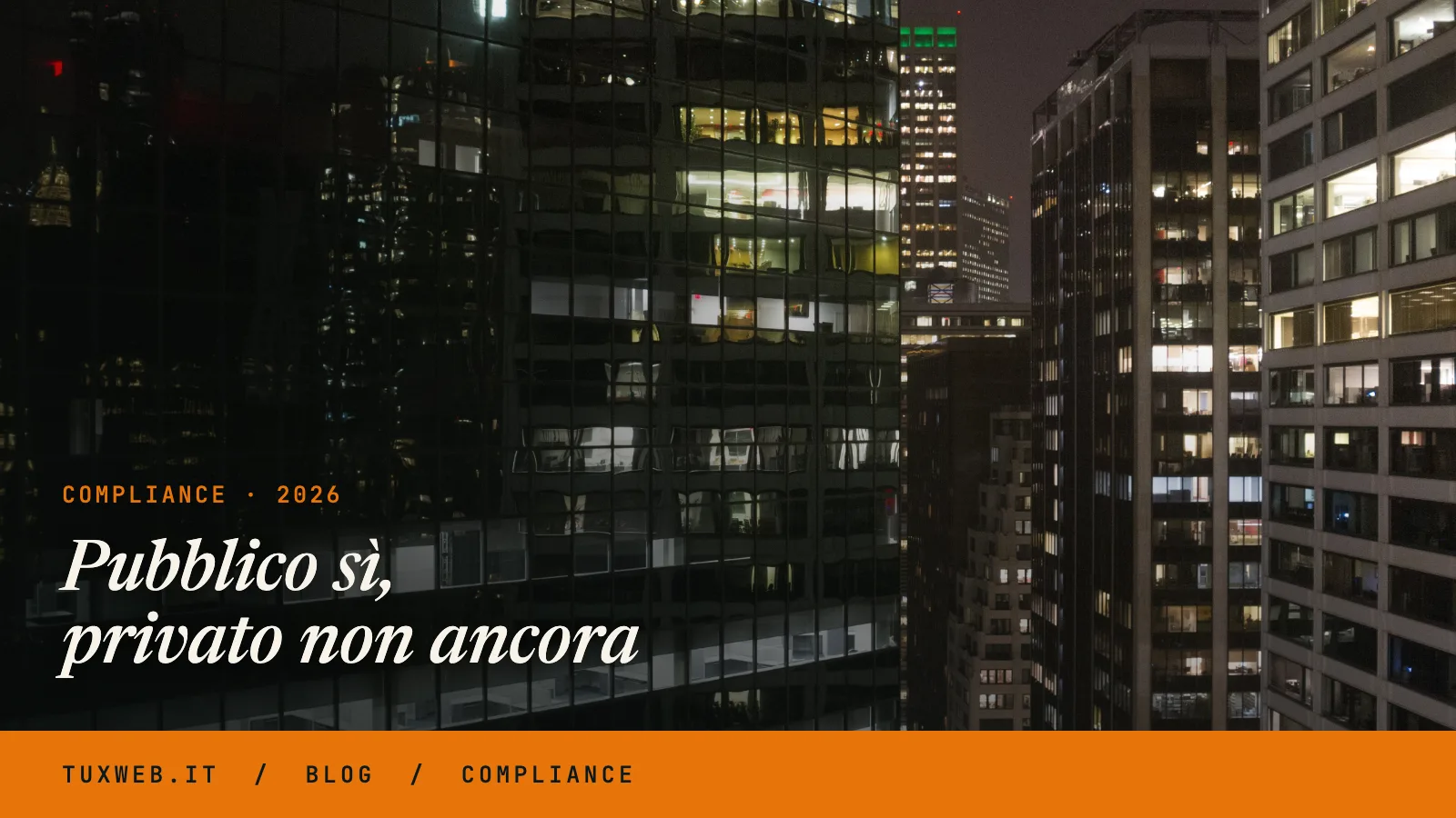 Facciata di un edificio per uffici di notte, con le finestre illuminate visibili dall'esterno.