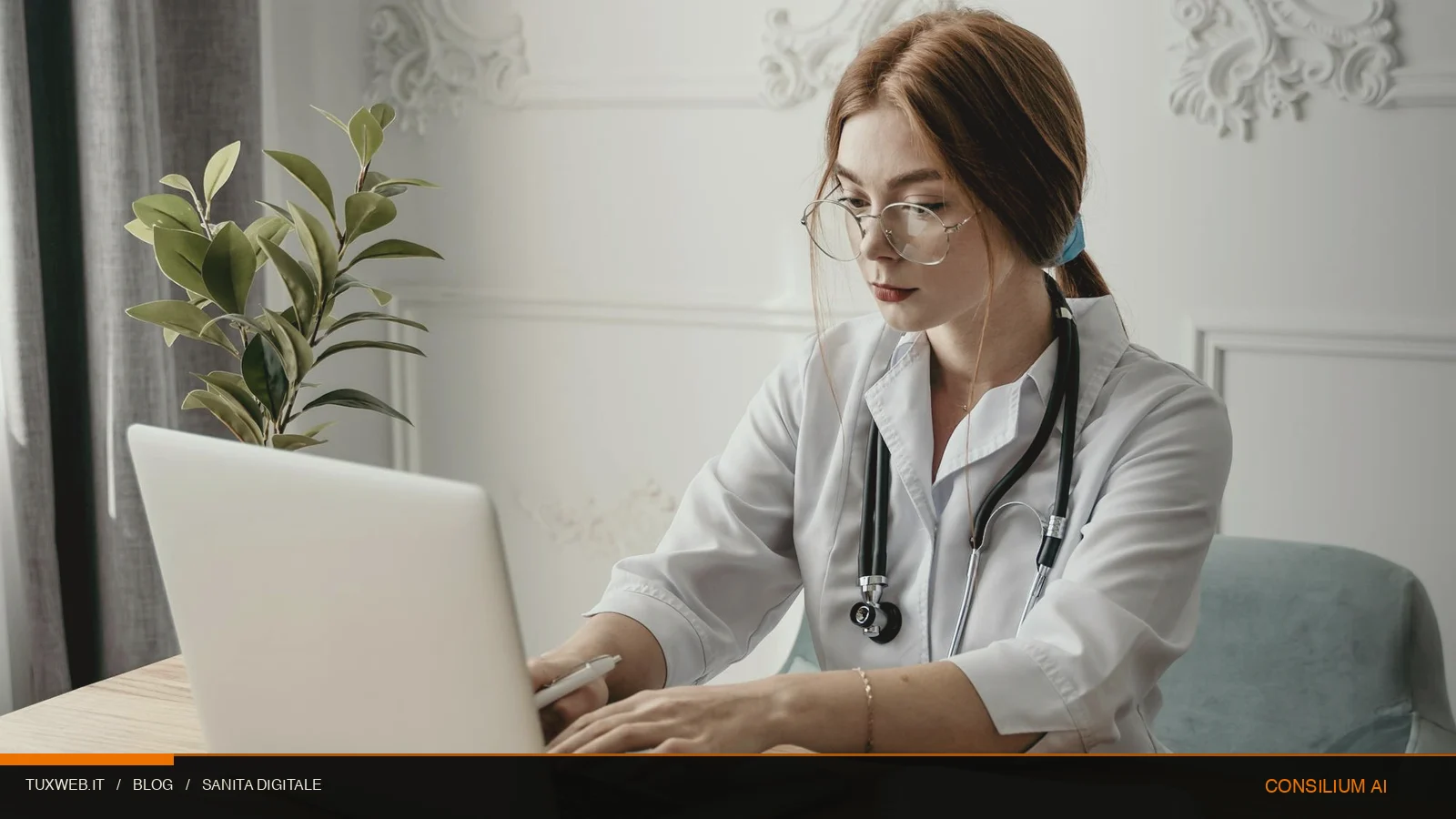 Medico al computer durante un'attivita di supporto clinico digitale.